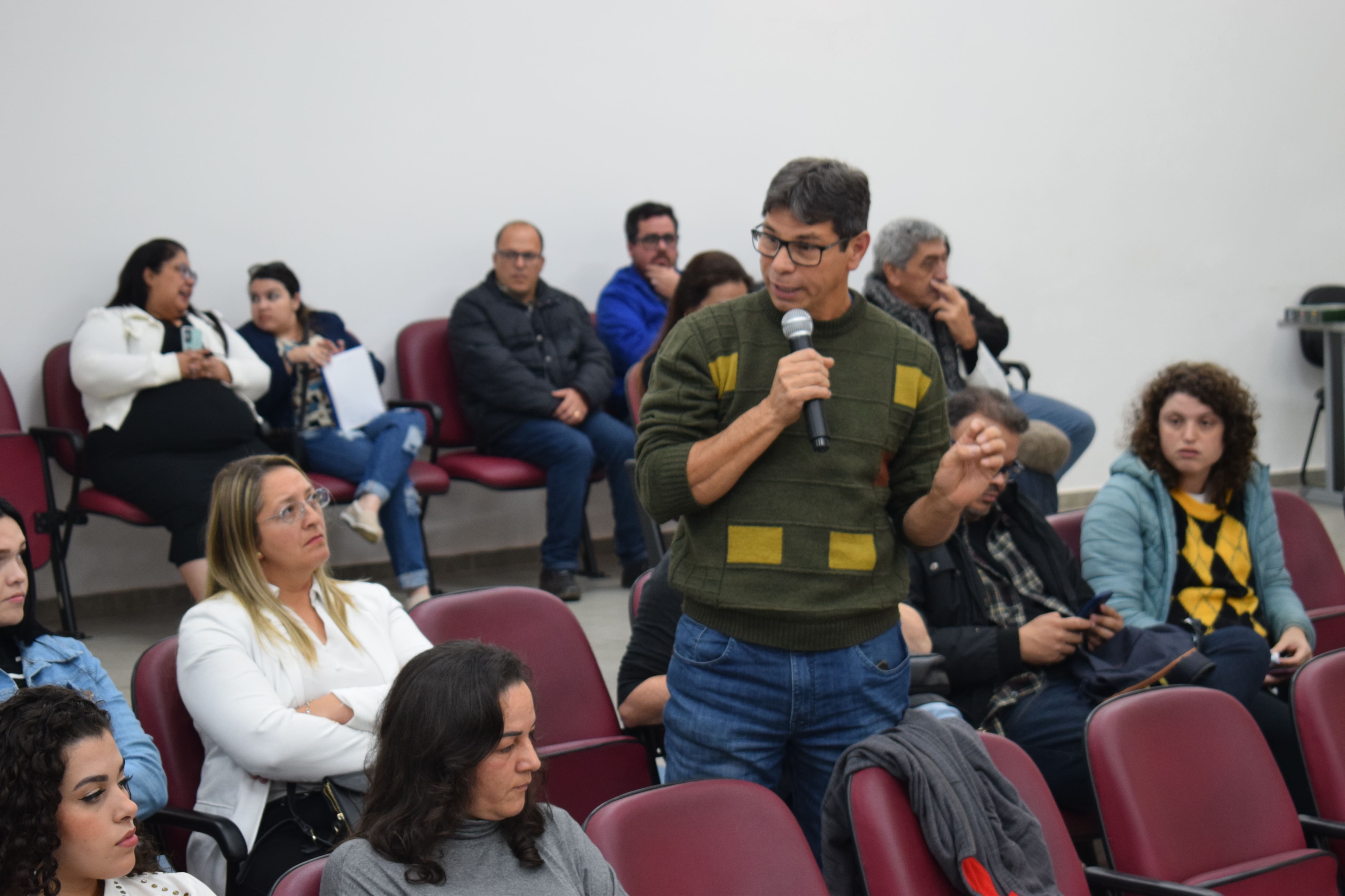 Debate público sobre a pedreira no bairro Piraporinha