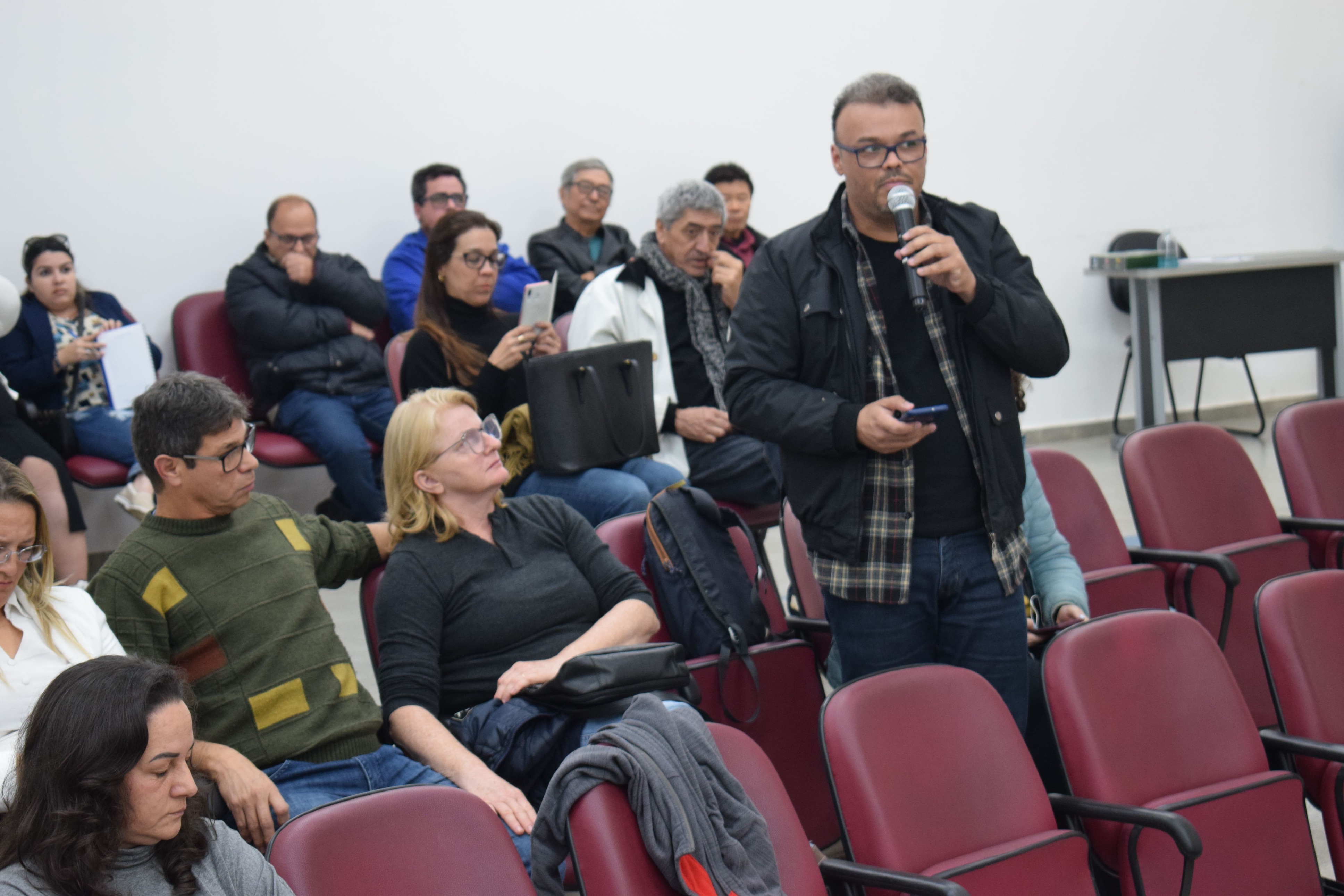 Debate público sobre a pedreira no bairro Piraporinha