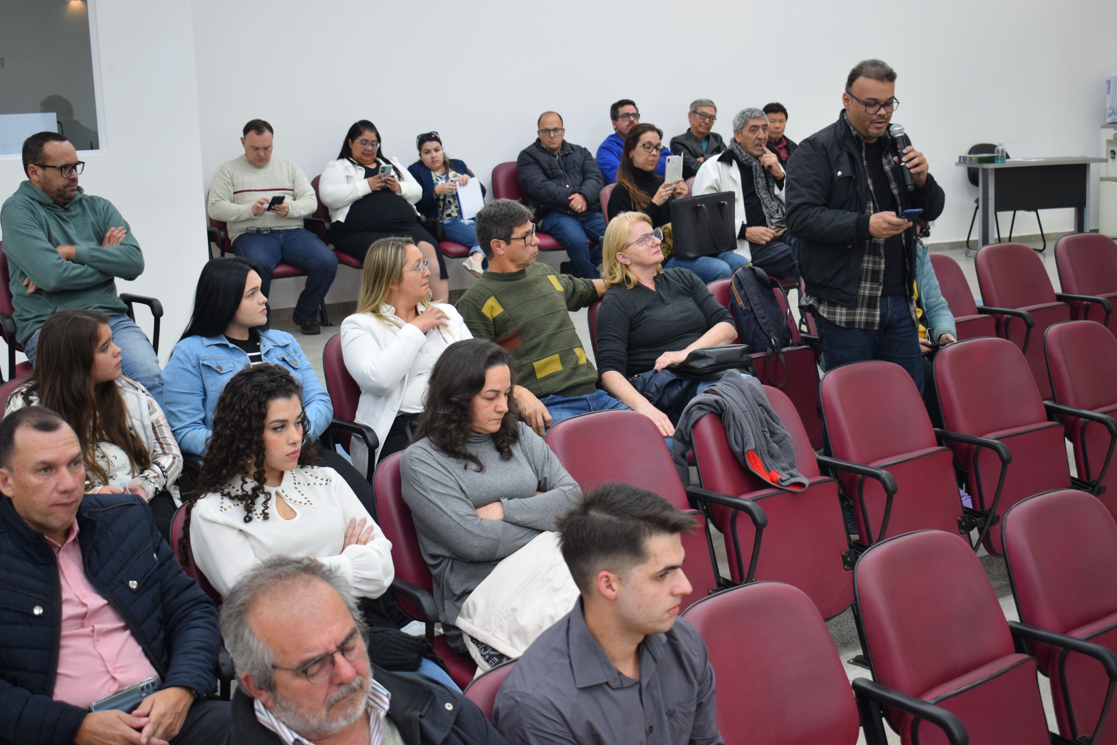 Debate público sobre a pedreira no bairro Piraporinha