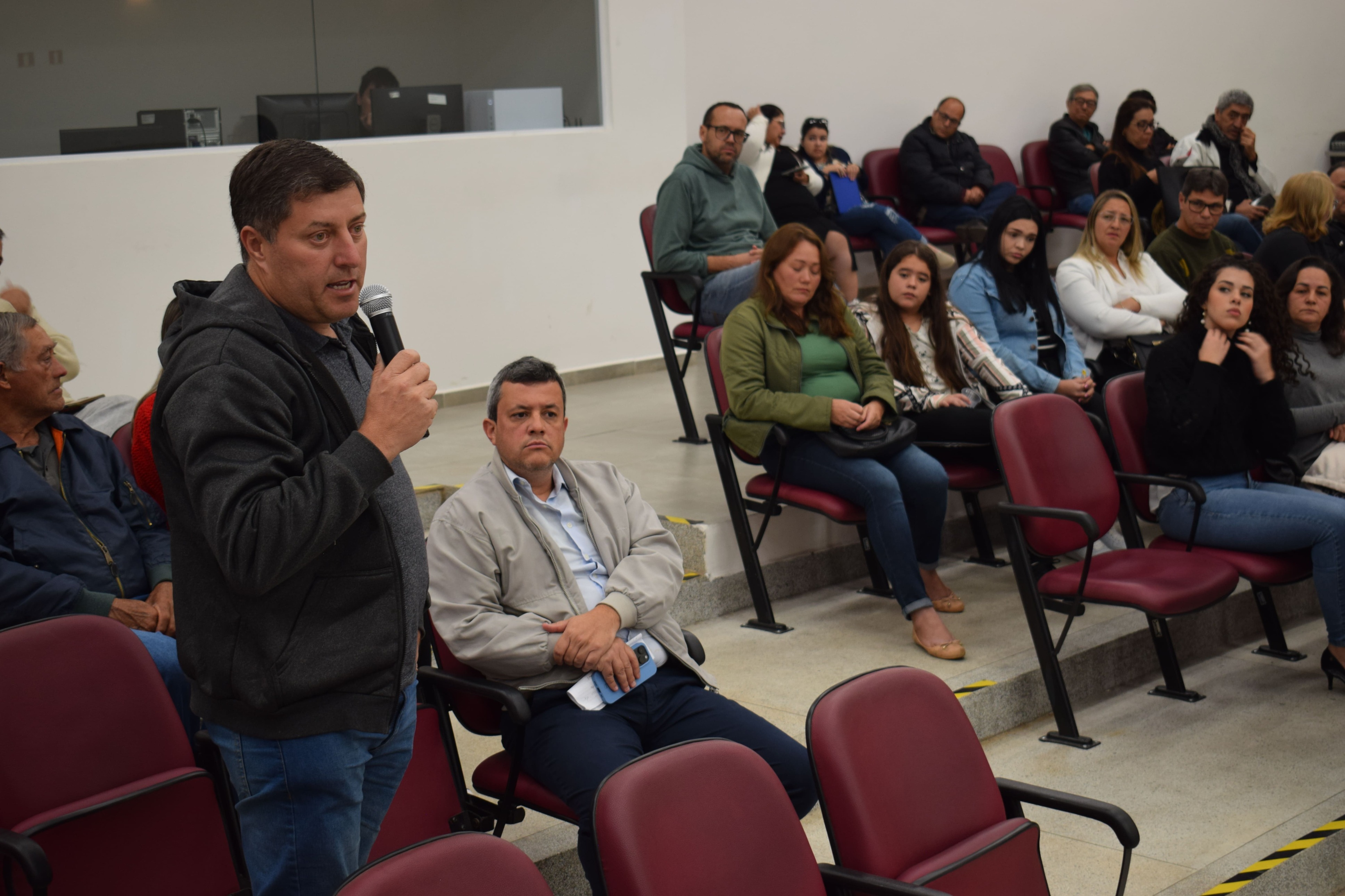 Debate público sobre a pedreira no bairro Piraporinha