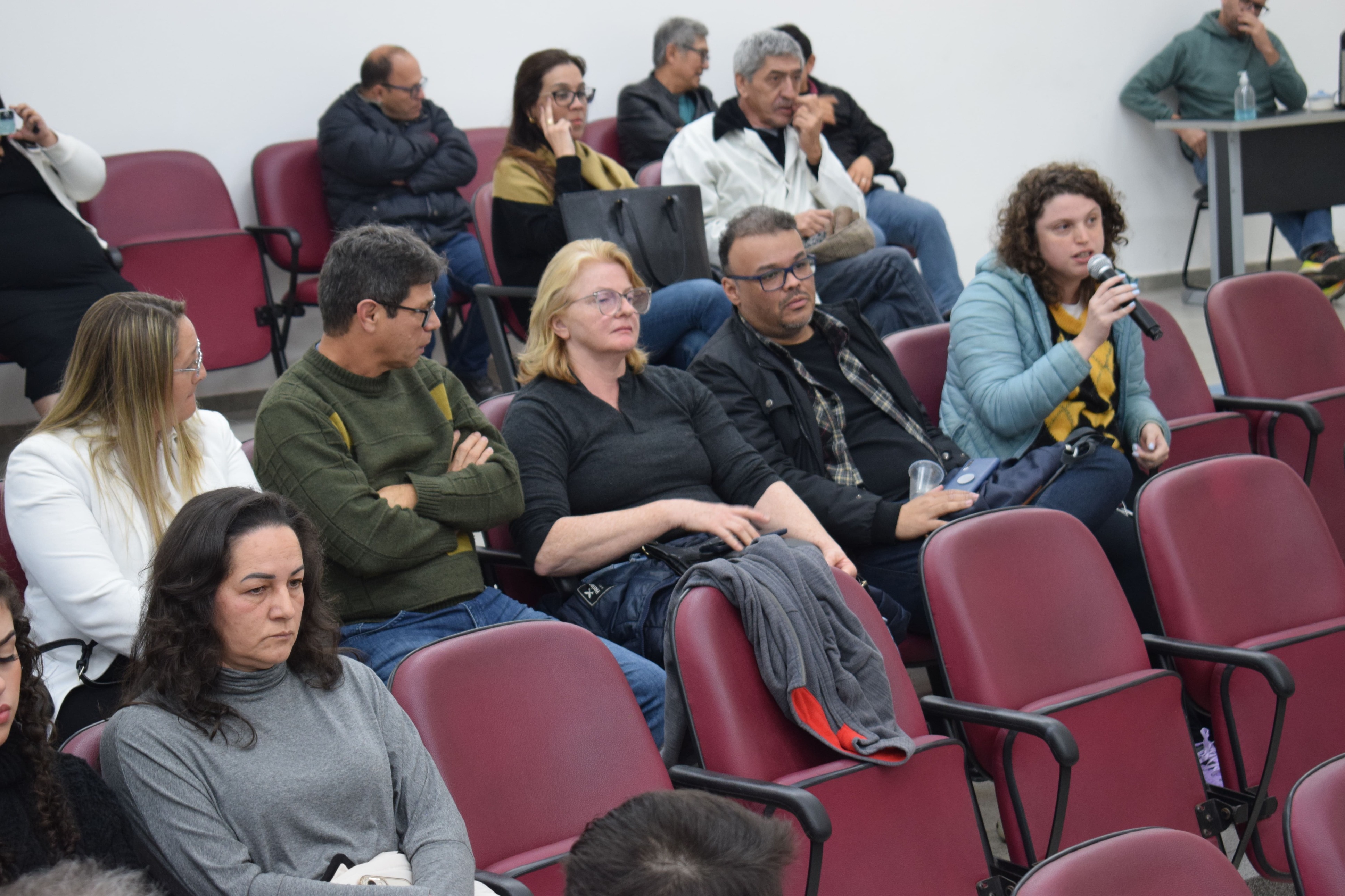 Debate público sobre a pedreira no bairro Piraporinha