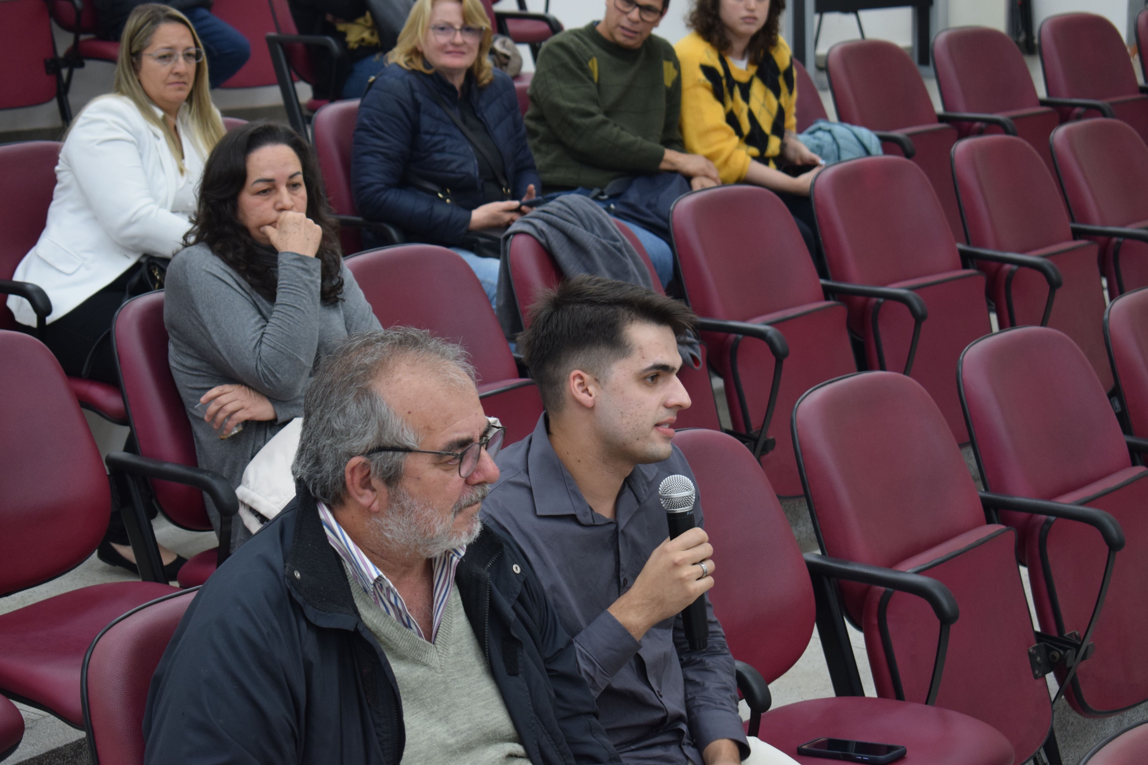 Debate público sobre a pedreira no bairro Piraporinha