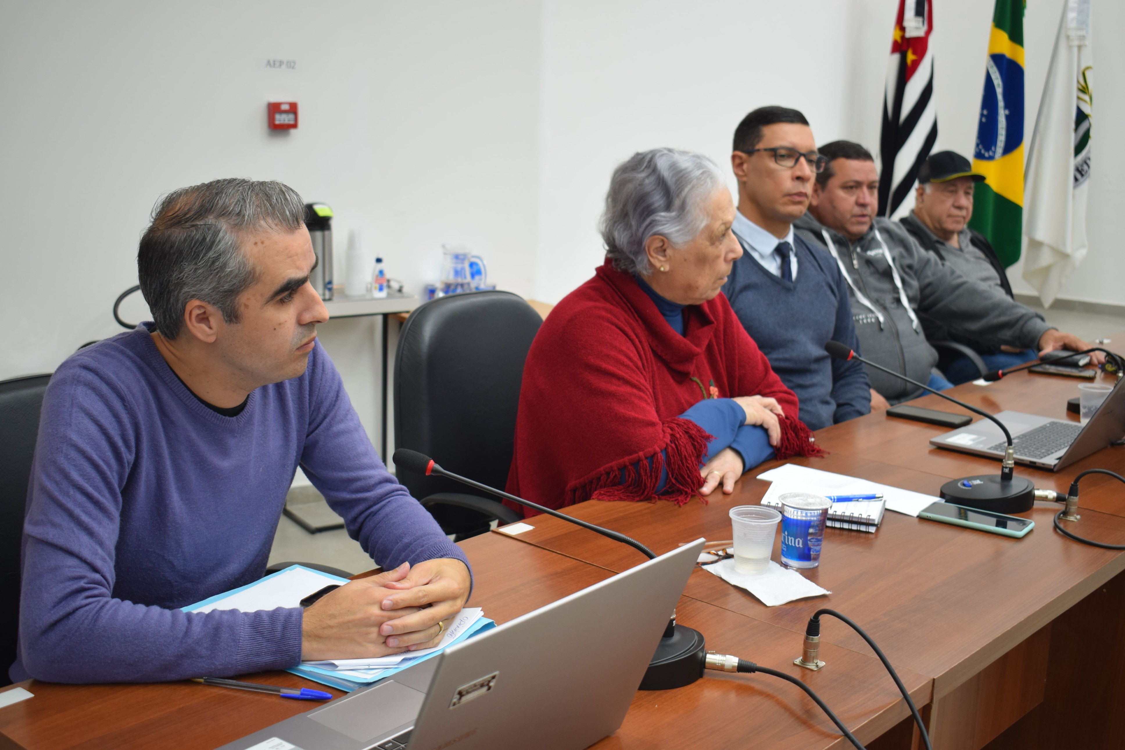 Debate público sobre a pedreira no bairro Piraporinha