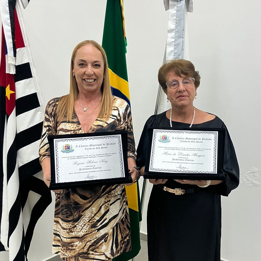 Câmara homenageia os professores em cerimônia.